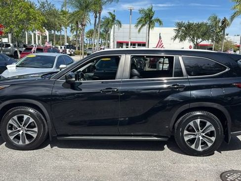 Used 2023 Toyota Highlander XLE FWD image 4