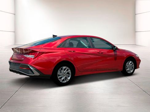 Used 2025 Hyundai Elantra Blue image 8