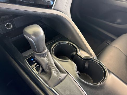 Used 2018 Toyota Camry SE w/ Moonroof Package FWD image 30