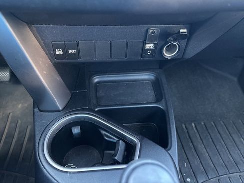 Used 2018 Toyota RAV4 XLE image 18