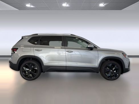 New 2026 Volkswagen Taos SE FWD image 8