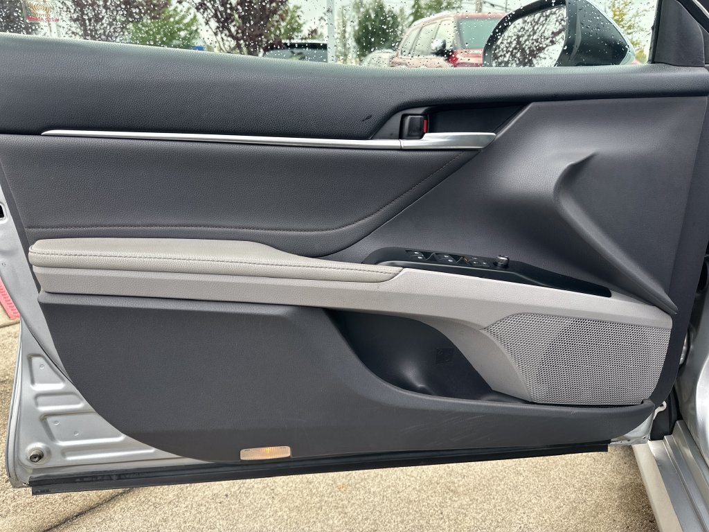 Used 2018 Toyota Camry XLE FWD image 11