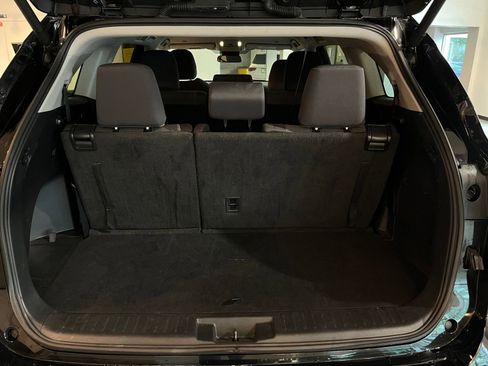 Used 2025 Toyota Highlander LE FWD image 33