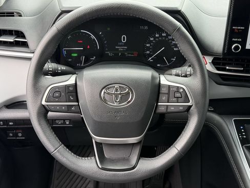 Used 2025 Toyota Sienna XLE w/ XLE Plus Package FWD image 12