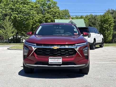 Used 2024 Chevrolet Trax LT w/ Driver Confidence Package FWD image 3