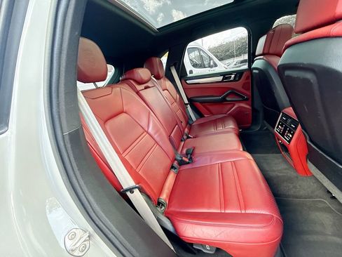 Used 2022 Porsche Cayenne image 32