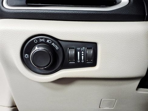 Used 2021 Chrysler Voyager Lxi FWD image 15