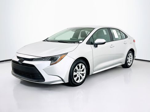 Used 2023 Toyota Corolla LE image 3