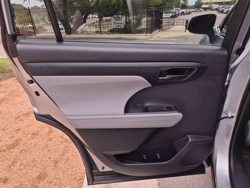 Used 2023 Toyota Highlander L FWD image 34