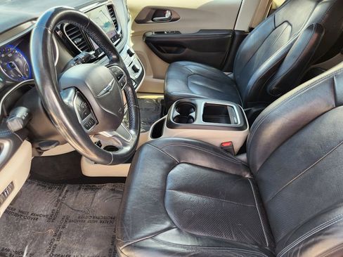 Used 2021 Chrysler Pacifica Touring-L image 3