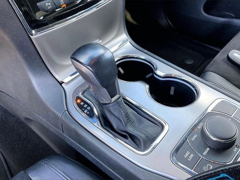 Certified 2022 Jeep Grand Cherokee Laredo X image 30