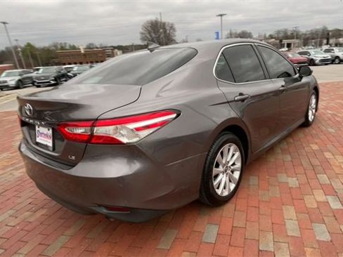 Used 2020 Toyota Camry LE image 9