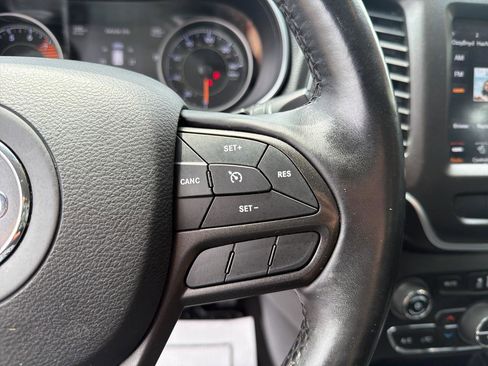 Used 2019 Jeep Cherokee Trailhawk w/ Cold Weather Group AWD/4WD image 13