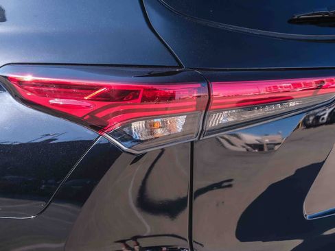 Used 2023 Toyota Highlander Bronze Edition FWD image 7