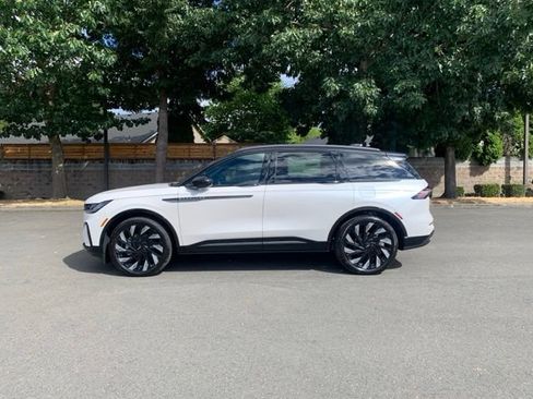 New 2026 Lincoln Nautilus Reserve AWD/4WD image 2