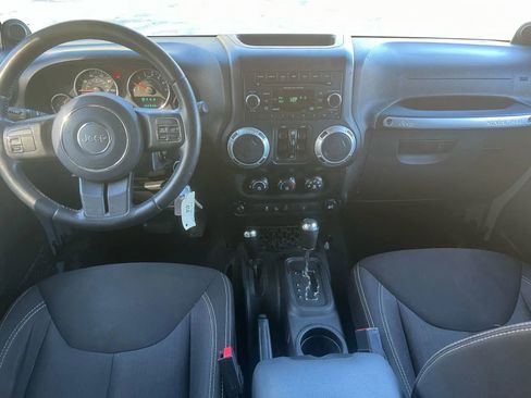 Used 2014 Jeep Wrangler Unlimited Rubicon image 17