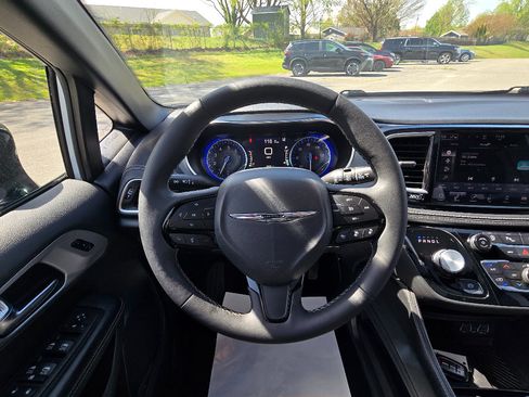 Used 2025 Chrysler Pacifica Limited FWD image 15