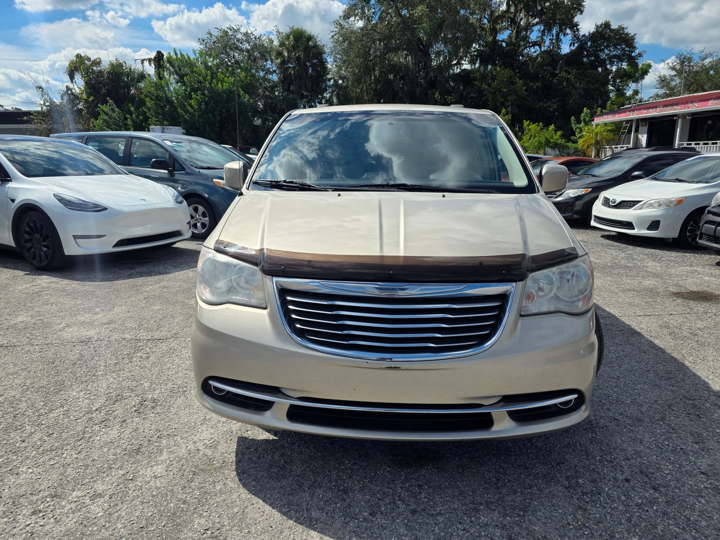 Used 2013 Chrysler Town & Country Touring FWD image 2