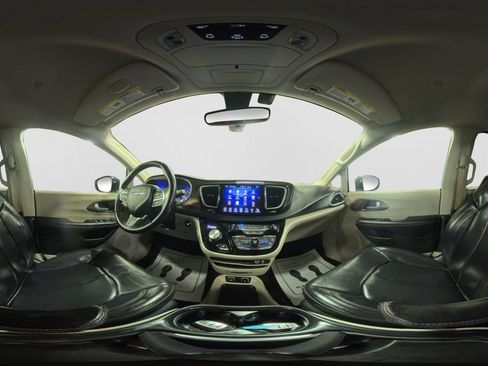 Used 2017 Chrysler Pacifica Touring-L FWD image 45