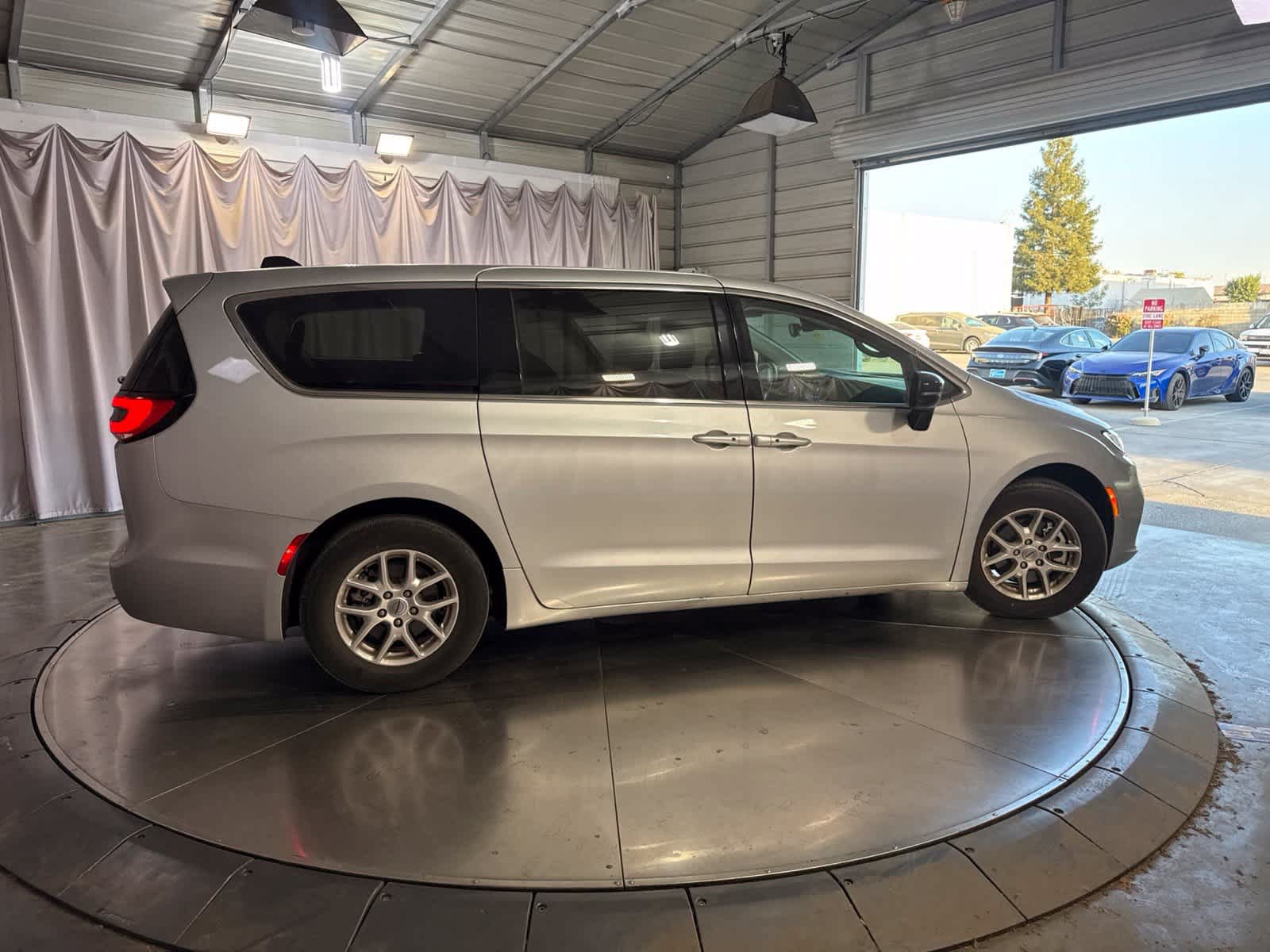 Used 2024 Chrysler Pacifica Touring-L FWD image 4