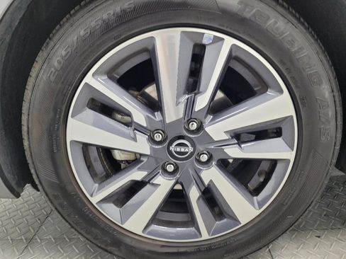 Used 2023 Nissan Versa SV image 31