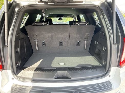 Used 2024 GMC Yukon SLT RWD image 28