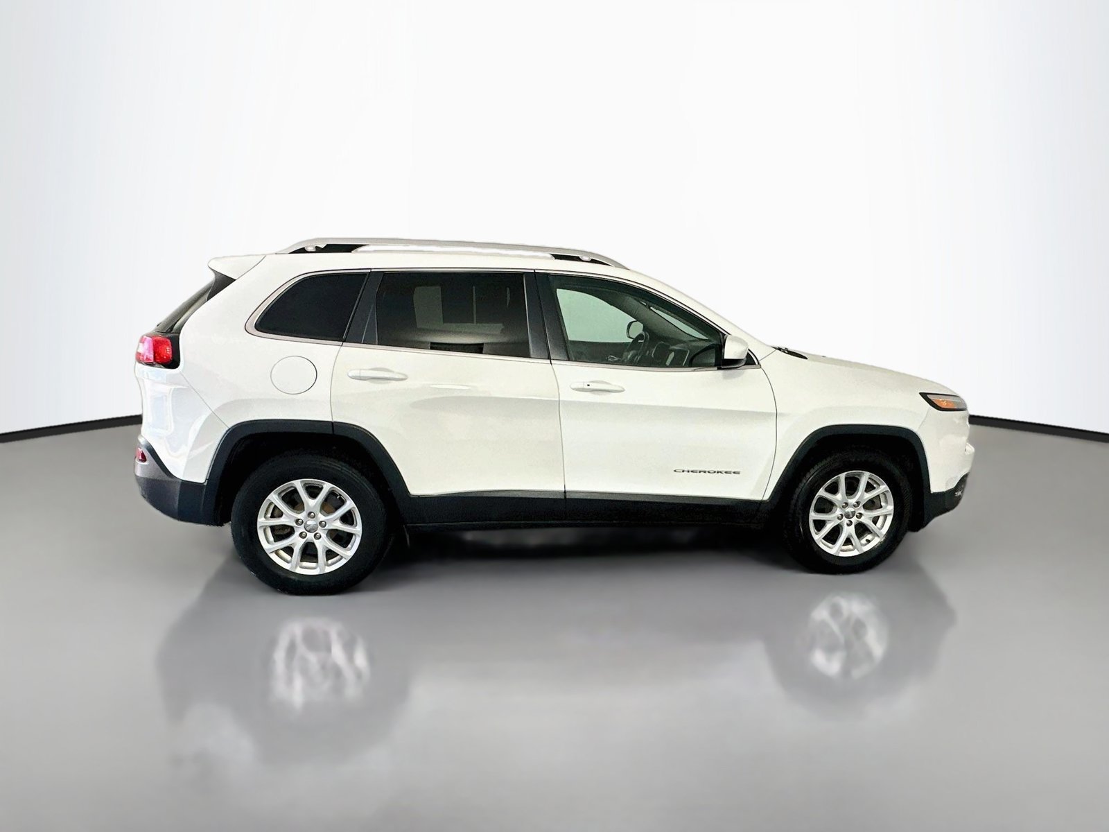 Used 2018 Jeep Cherokee Latitude Plus w/ Cold Weather Group AWD/4WD image 8