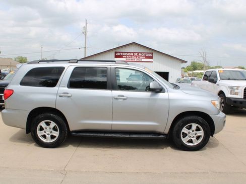 Used 2017 Toyota Sequoia SR5 AWD/4WD image 1