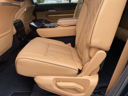 Used 2025 Jeep Grand Wagoneer Series III w/ Rear Seat Video Group 1 AWD/4WD image 18