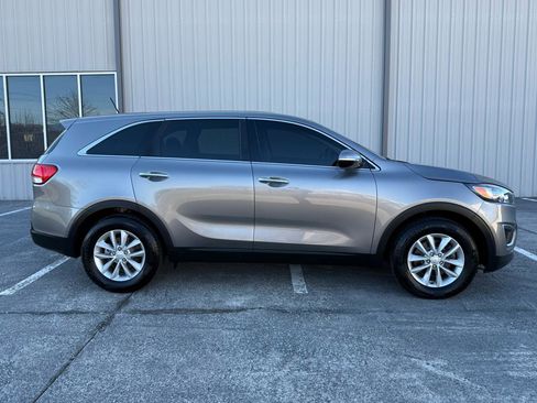 Used 2017 Kia Sorento L image 4