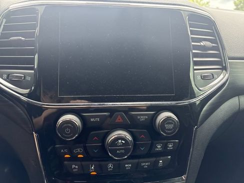 Used 2021 Jeep Grand Cherokee Laredo X AWD/4WD image 21