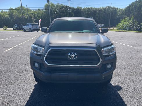 Used 2017 Toyota Tacoma SR5 w/ Tow Package RWD image 2