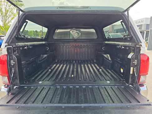 Used 2018 Toyota Tacoma TRD Off-Road AWD/4WD image 12