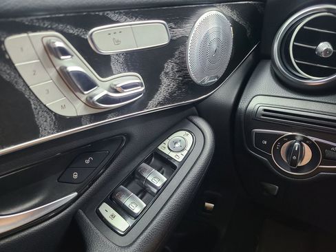 Used 2018 Mercedes-Benz GLC 300 4MATIC image 30