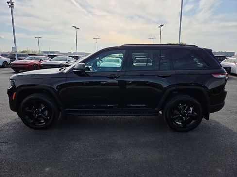 Used 2024 Jeep Grand Cherokee Altitude AWD/4WD image 4