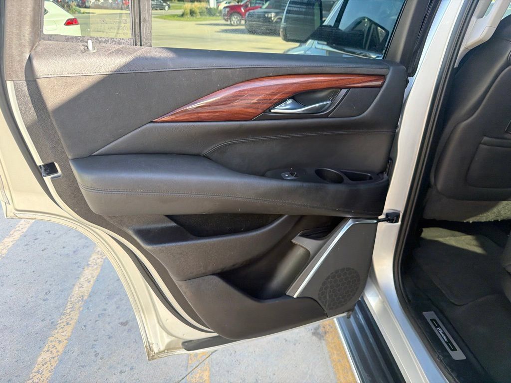 Used 2015 Cadillac Escalade Luxury RWD image 20