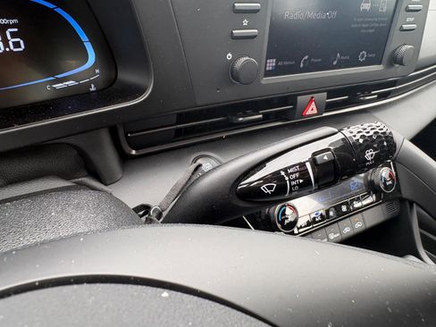 Used 2025 Hyundai Elantra Sport FWD image 33