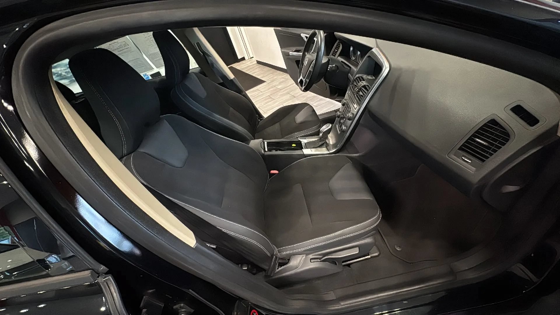 Used 2013 Volvo XC60 3.2 FWD image 26