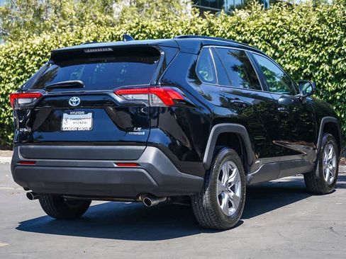 Used 2022 Toyota RAV4 LE AWD/4WD image 6