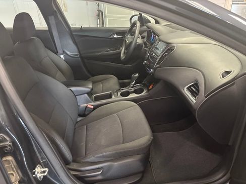 Used 2017 Chevrolet Cruze LT w/ Convenience Package FWD image 13