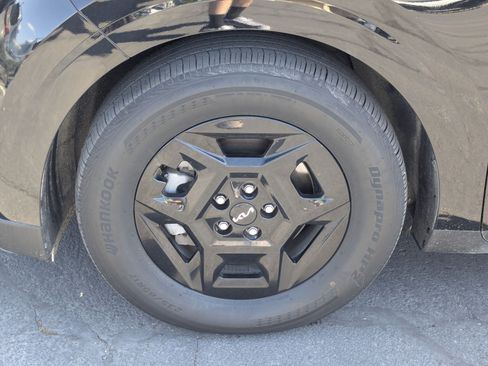 Used 2025 Kia Carnival FWD image 14