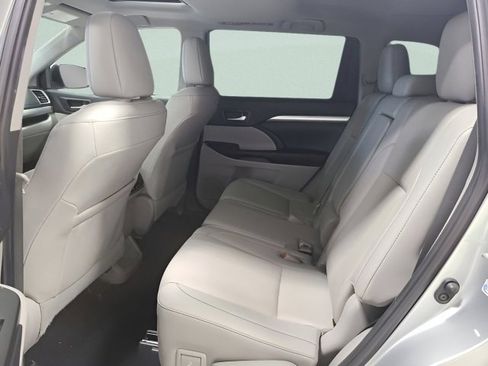 Used 2019 Toyota Highlander XLE AWD/4WD image 22