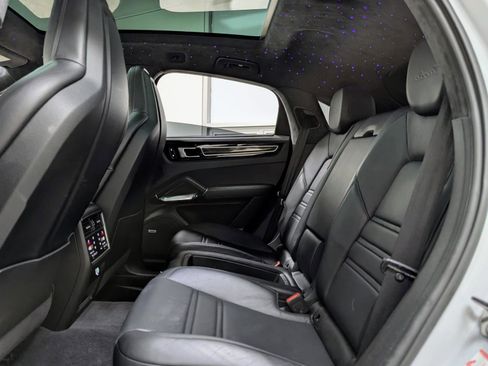 Used 2020 Porsche Cayenne Turbo image 19