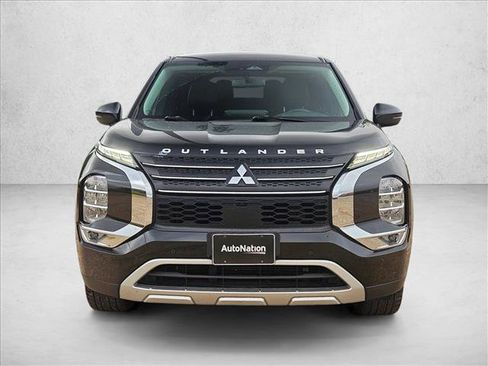 Used 2023 Mitsubishi Outlander SE FWD image 2