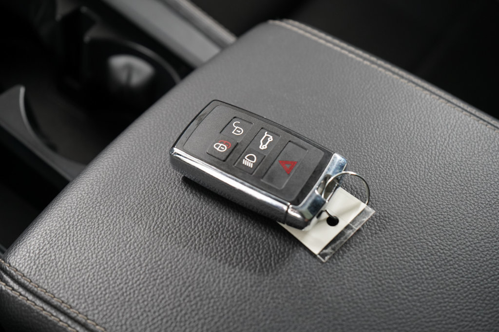 Used 2025 Jaguar F-PACE R-Dynamic S AWD/4WD image 21