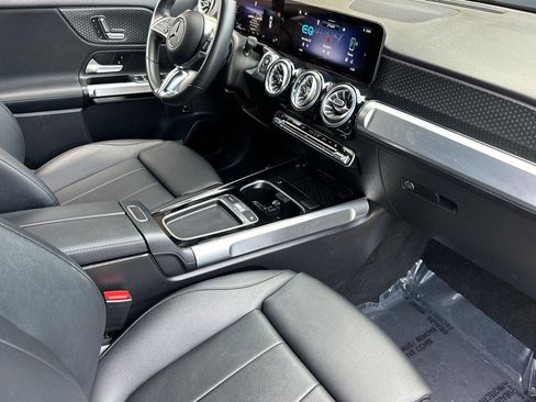 Used 2024 Mercedes-Benz EQB 300 4MATIC image 33