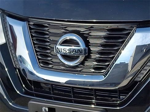 Used 2017 Nissan Rogue S image 4