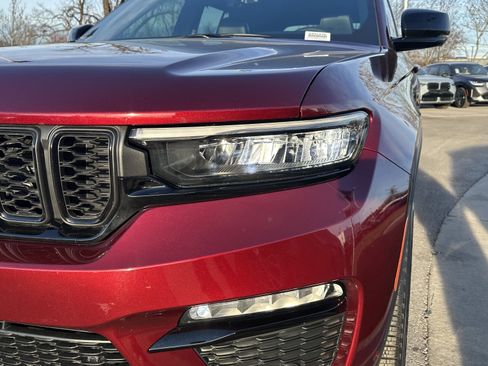 Used 2025 Jeep Grand Cherokee Limited w/ Luxury Tech Group II image 26