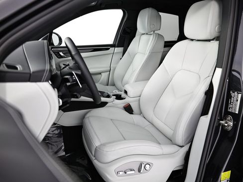 New 2026 Porsche Macan image 5