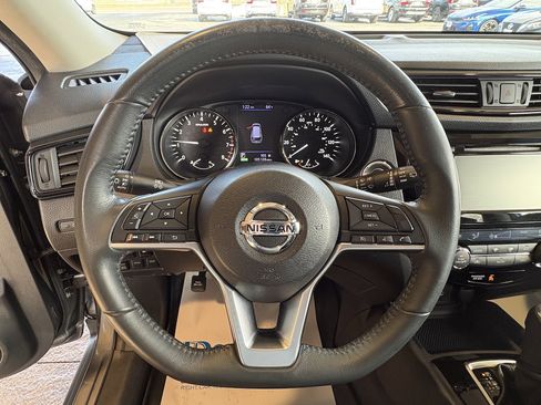 Used 2018 Nissan Rogue SV image 12